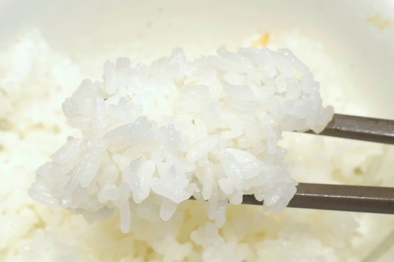 おかずを受け止めるご飯はハリのある炊き加減!
