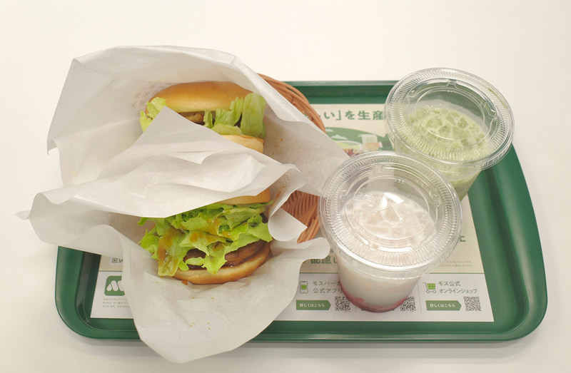 最初に「テリヤキバーガー」、「とろったまベーコンテリヤキバーガー」、「いちごミルク　～とちあいか～」、「抹茶ミルク　～出雲の抹茶～」が登場!