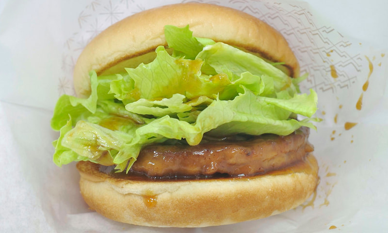 「テリヤキバーガー」は、甘味と塩気のバランスグッドなテリヤキソースがかかったミートフルな旨味豊かなパティ、みずみずしさに満ちたレタス、味の調整役のマヨネーズをふんわりバンズで包み込んだ旨し!