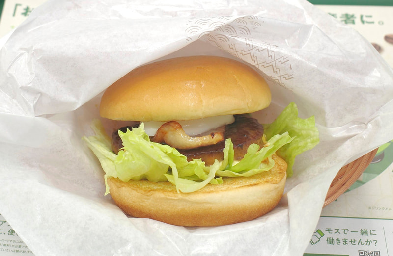 「とろったまベーコンテリヤキバーガー」は、「テリヤキバーガー」と比べてレタスがボリュームダウンした一方、半熟風たまごとベーコンが代わりにIN!