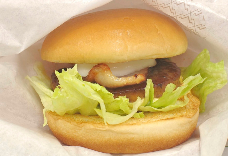 「とろったまベーコンテリヤキバーガー」は、「テリヤキバーガー」としての味の方向性はそのままに、白身と黄身の味が交互に駆け巡る半熟風たまご、スモーキーな香りと攻撃的な旨味が炸裂するベーコンが加わってめちゃんこ美味!