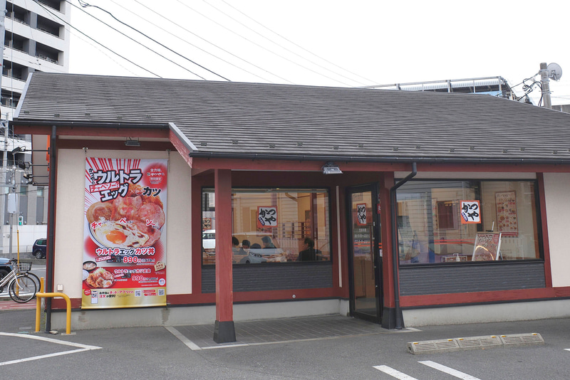 お店入口では大きなポスターを使って「ウルトラエッグカツ丼」「ウルトラエッグカツ定食」をアピール!