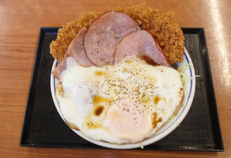 「ウルトラエッグカツ丼」は、想像以上に目玉焼きの絵力が強め!