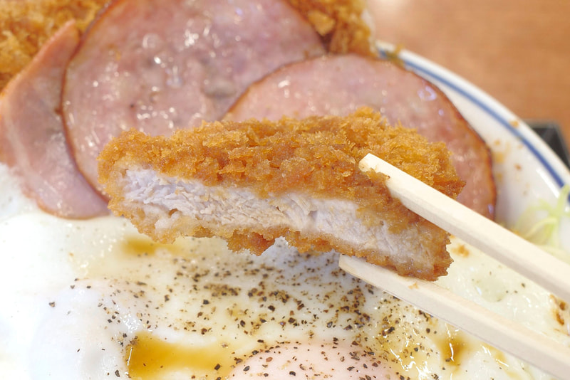 ロースカツは素材力の高さはもとより、衣全体で甘辛醤油ダレと胡椒の味をキャッチしたことで、思わずご飯が恋しくなります!