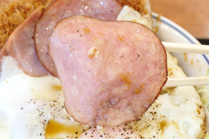 ボロニアソーセージは肉汁豊富で、こちらもご飯との親和性が高め!