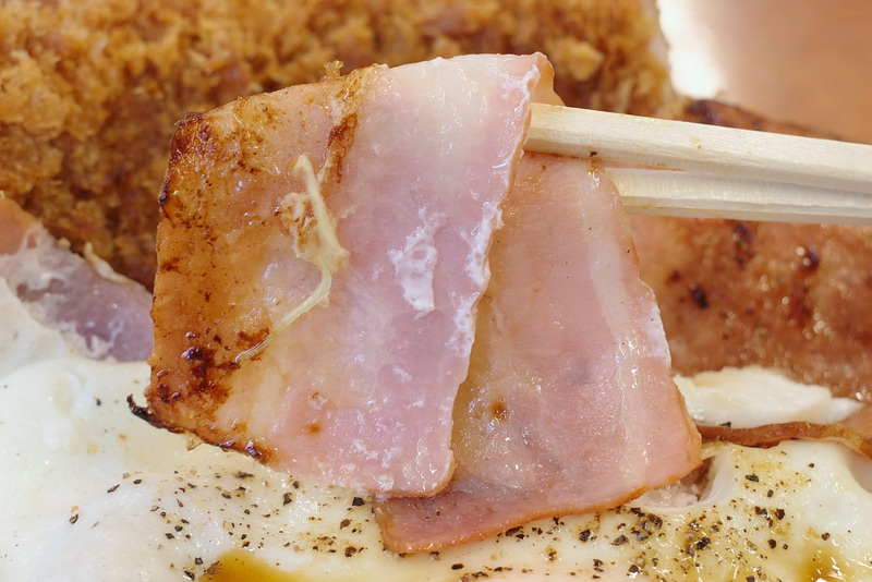 ベーコンはお肉の持つマッシブな旨味と、燻製特有のスモーキーな香りがグッド!