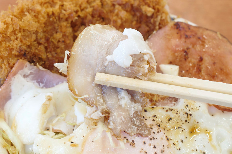 チャーシューは脂身の旨味がパワフルで、可能なら食事の後半に差し掛かったタイミングで味わいたい!