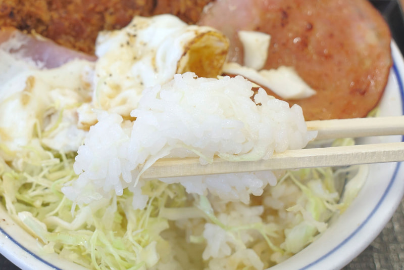 おかずを受け止めるご飯はハリのある炊き加減!