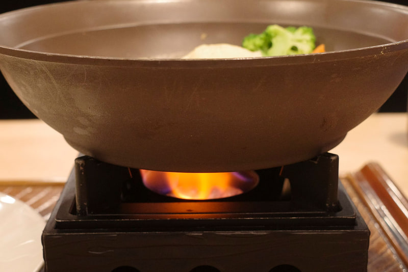 「THE職人ビーフハンバーグ」の下には固形燃料式コンロ