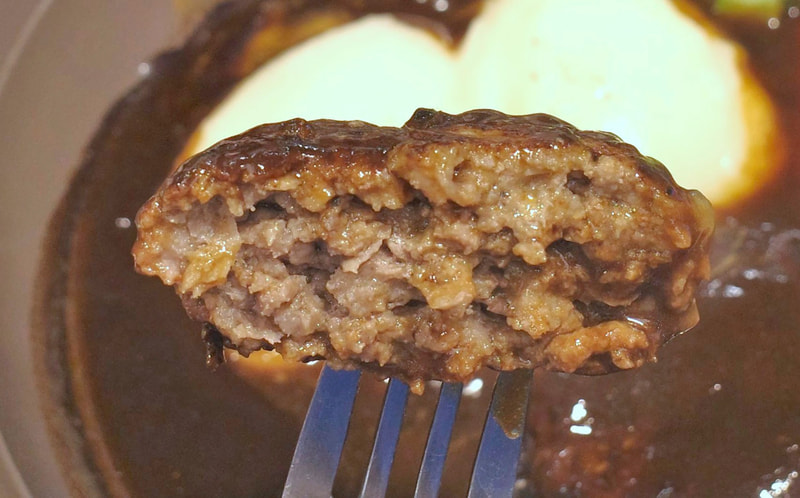 ハンバーグは粗挽き肉のマッシブな旨味と、味を整える濃厚デミグラスソースがあわさってウマウマ!