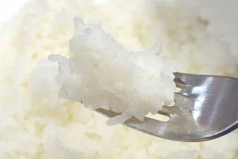 「THE職人ビーフハンバーグ」を受け止めるライスはふっくらとした炊き加減!