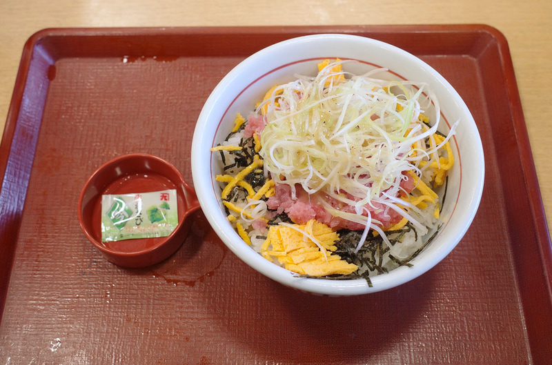 「ねぎ塩まぐろたたき丼」にはわさびがついてきます!