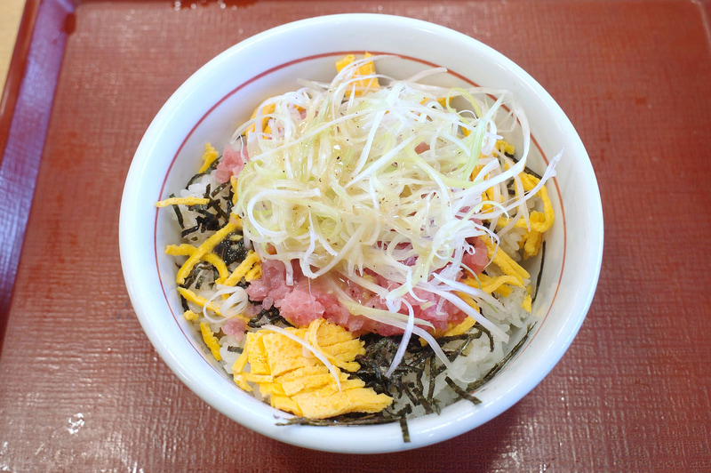 「ねぎ塩まぐろたたき丼」は、まぐろや酢飯を覆い隠さんばかりに、なか卯特製の塩だれを和えた白髪ねぎがたっぷり!
