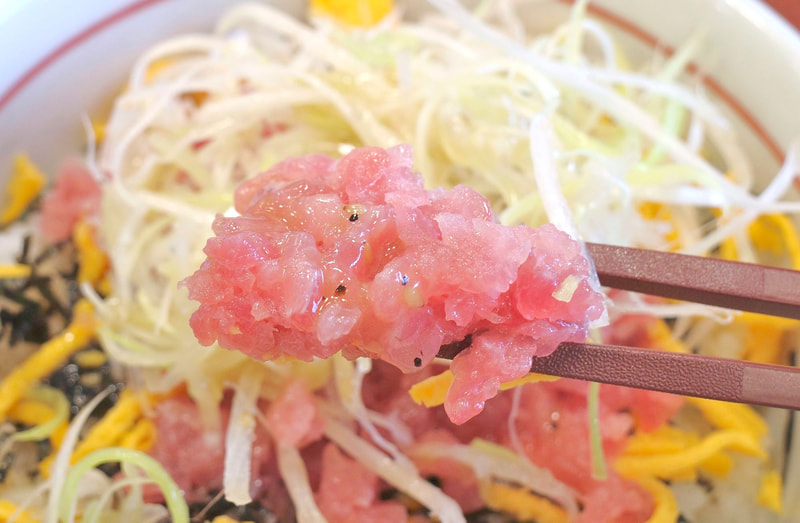 まぐろの身からは油分がほとんど感じられず、さっぱりとした赤身が好きな方にオススメ!