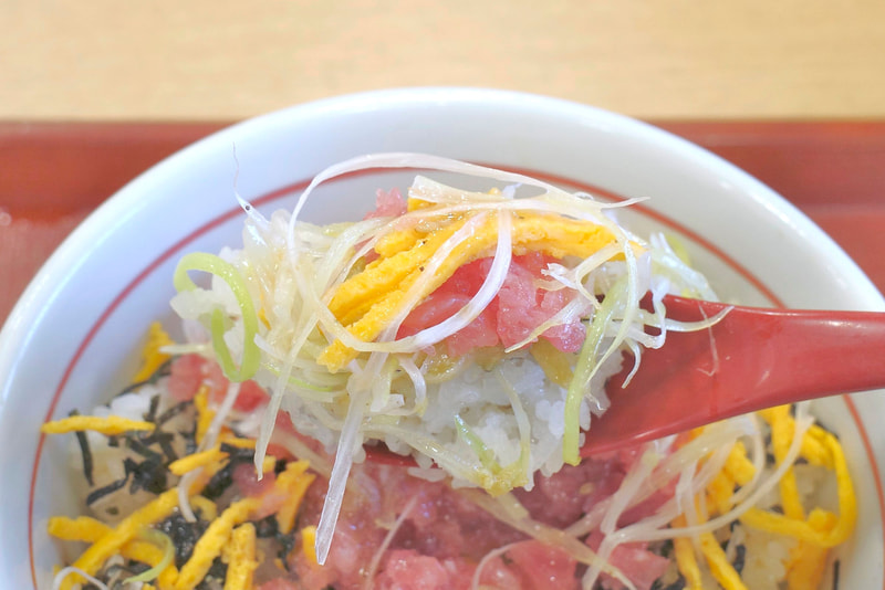 「ねぎ塩まぐろたたき丼」は、元となった「まぐろのたたき丼」としての味を活かしつつも、なか卯特製の塩だれと白髪ねぎのおかげでフレッシュ感が高まったことを実感しながらFINISH!