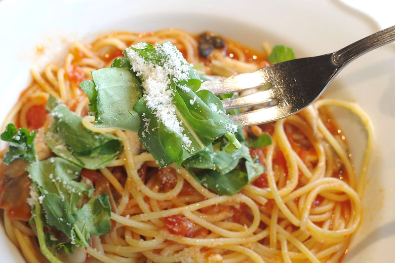 ルッコラは味付けの粉チーズの味をかき消さんばかりに苦味がストロングで箸休めにピッタリ!