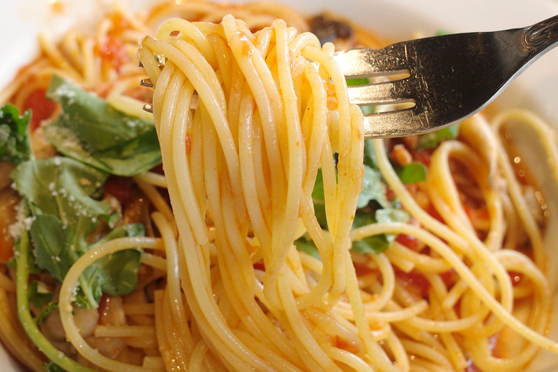 メインのパスタはコシが強く、素直にトマトとにんにくの味を活かしたトマトソースとの相性もバッチリ!