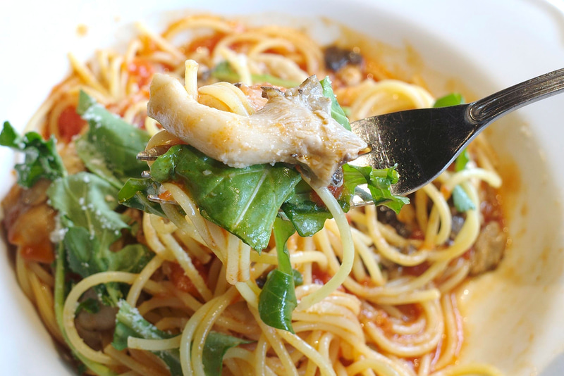 パスタに具を絡めてほおばることで、具からにじみ出たエキスを余すことなくパスタ全体でキャッチしてウマウマ!