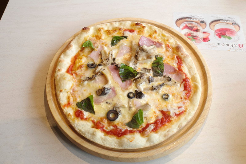 「ピッツァ・ボスカイオーラ」は、先に手を付けた「燻製ベーコンときのこのボスカイオーラ」よりも具のカットサイズが大きめなことに思わずニッコリ!