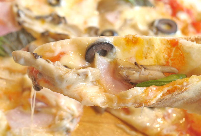 「ピッツァ・ボスカイオーラ」は、ひらたけ、舞茸、スライスベーコンの旨味、酸味を帯びた黒オリーブ、香り付けのバジル、トマトの深みのある旨味が感じられるピザソース、とろけるチーズが薄めのピザ生地に見事にマッチした美味しさを噛み締めながらFINISH!