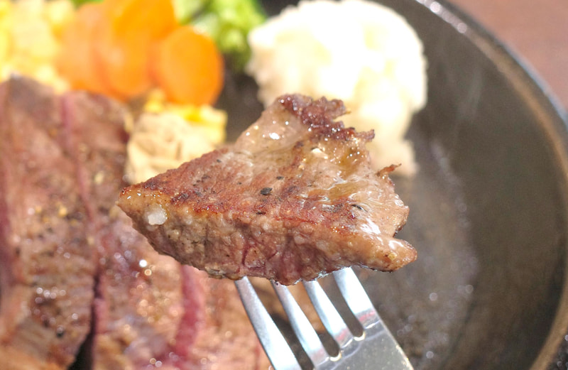 US産ブレードミートステーキは素材の持つ旨味がパワフルで、何も付けなくてもめちゃんこ美味!