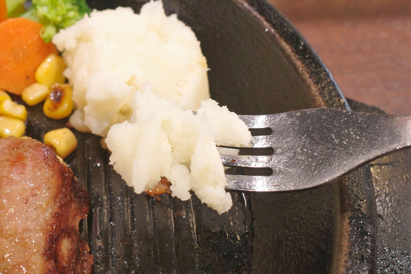 特製マッシュポテトはイタリア産の白トリュフの風味で、塩気もストロングなこともあっておかずとしてメチャウマ!