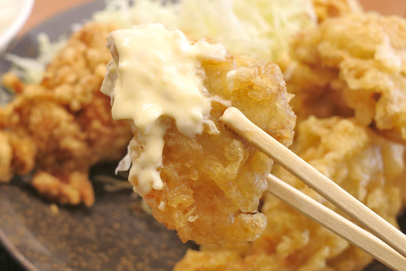 とり天をご飯のお供にするなら、タルタルをまとわせてほおばるのがベスト!