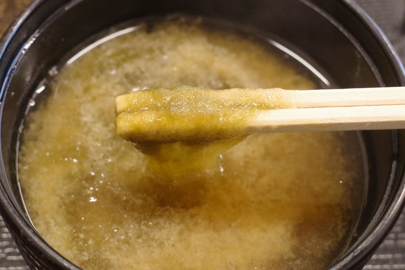 とろろ昆布入りのみそ汁は塩気よりも旨味が立ってめちゃんこ美味!
