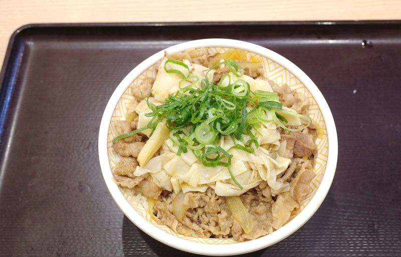 「旨だしたけのこ牛丼」は、ベースの「牛丼」以上に青ねぎと旨だしたけのこの絵力強め!