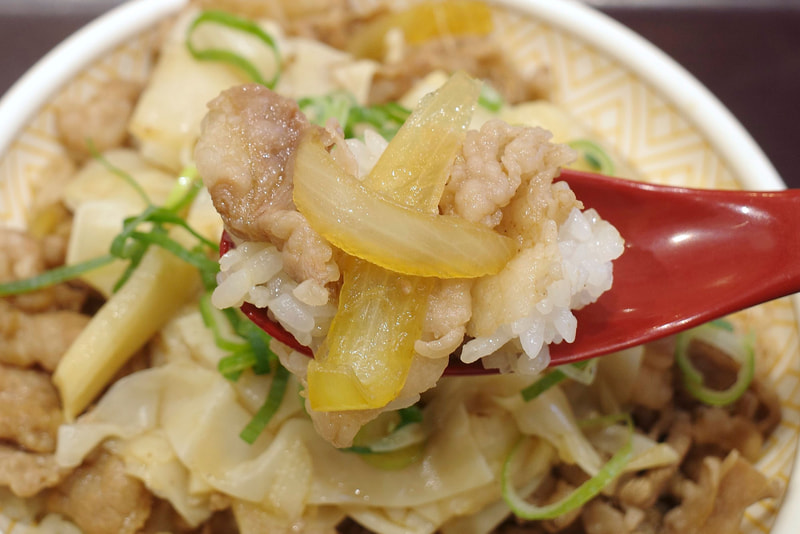 「すき家」の「牛丼」は、ほかの牛丼チェーン店の「牛丼」より甘めないつもの味!