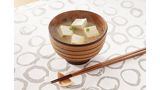 約1万人に聞いた味噌汁の具 人気ランキングナンバーワンは豆腐 味噌汁を飲む頻度は ほぼ毎日 が約4人に1人で最多 ネタとぴ