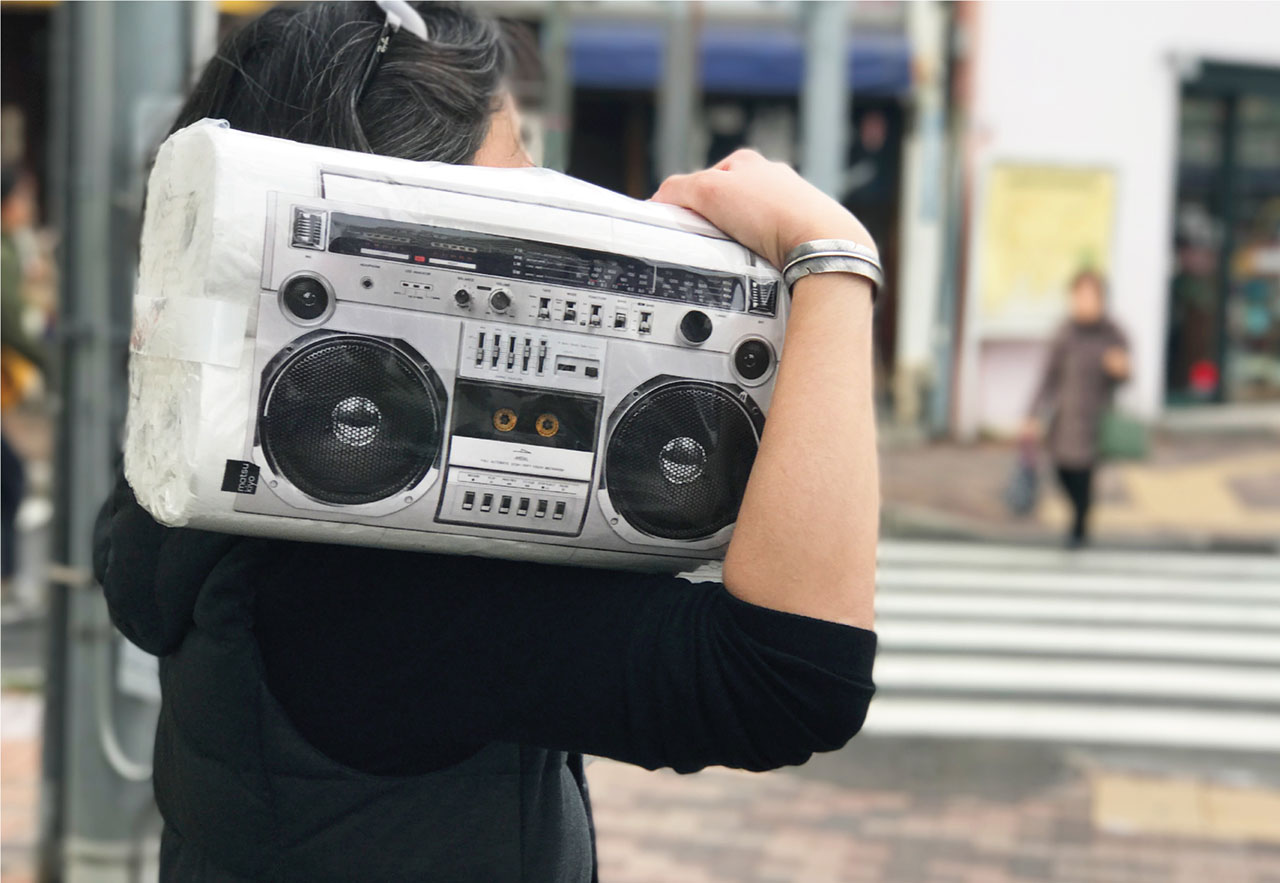 ラジカセを担いでるように見えるトイレットペーパー マツキヨが持ち帰るのが楽しくなるトイレットペーパーを発売 お買い物バッグや 赤ちゃんも ネタとぴ