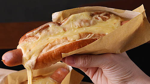 こぼれるほどの3種のチーズ セブン イレブンがその名も チーズ チーズ チーズ を発売 チェダー ゴーダ パルメザンチーズを使ったホットドッグ ネタとぴ