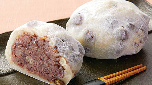 杵つき餅に豆をごろごろ混ぜ込み、中には粒あんぎっしり! セブン‐イレブンがその名も「豆いっぱいまめ大福」を発売～風味