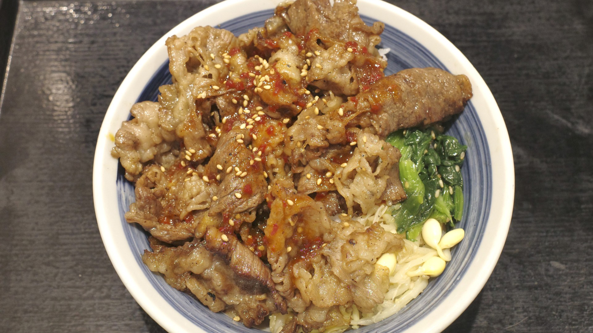 【食レポ】焼きたてのかるびで「黒毛牛上カルビ丼」登場! 素材の旨味とタレの甘辛さが主張する黒毛牛上カルビに軽く下味がついたほうれん草、もやしの ...